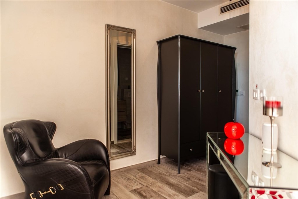 tradicni-kamenna-vila-s-vyhledem-na-more-makarska-chorvatsko