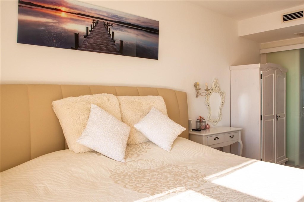 tradicni-kamenna-vila-s-vyhledem-na-more-makarska-chorvatsko