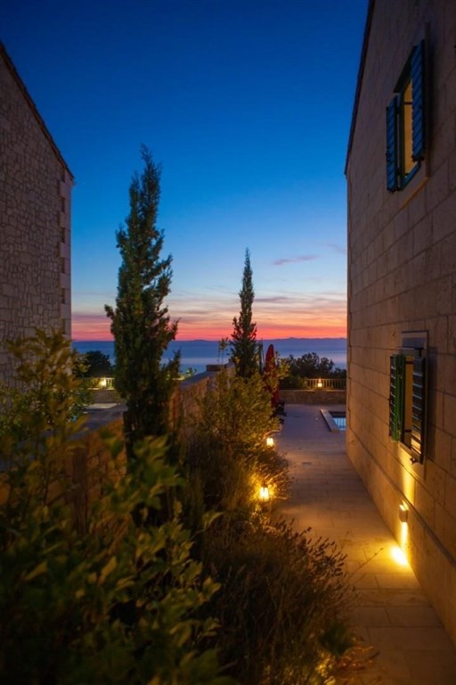 tradicni-kamenna-vila-s-vyhledem-na-more-makarska-chorvatsko