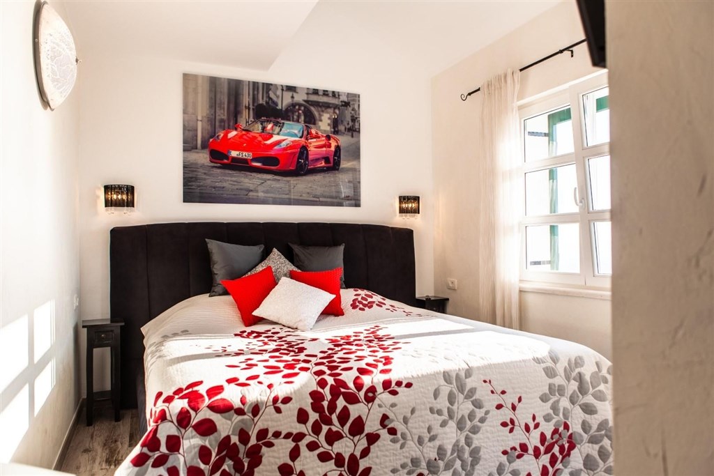 tradicni-kamenna-vila-s-vyhledem-na-more-makarska-chorvatsko