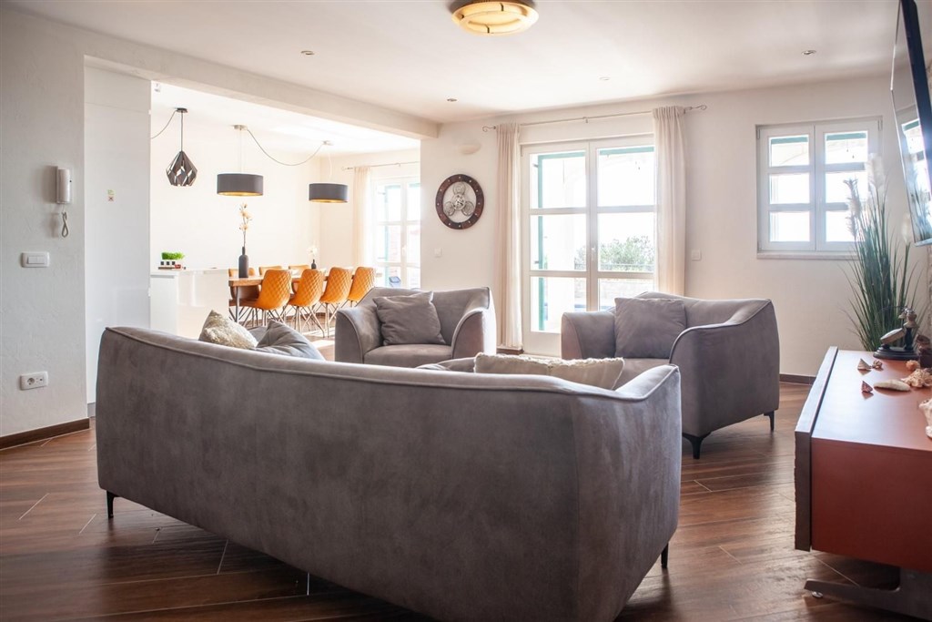 tradicni-kamenna-vila-s-vyhledem-na-more-makarska-chorvatsko