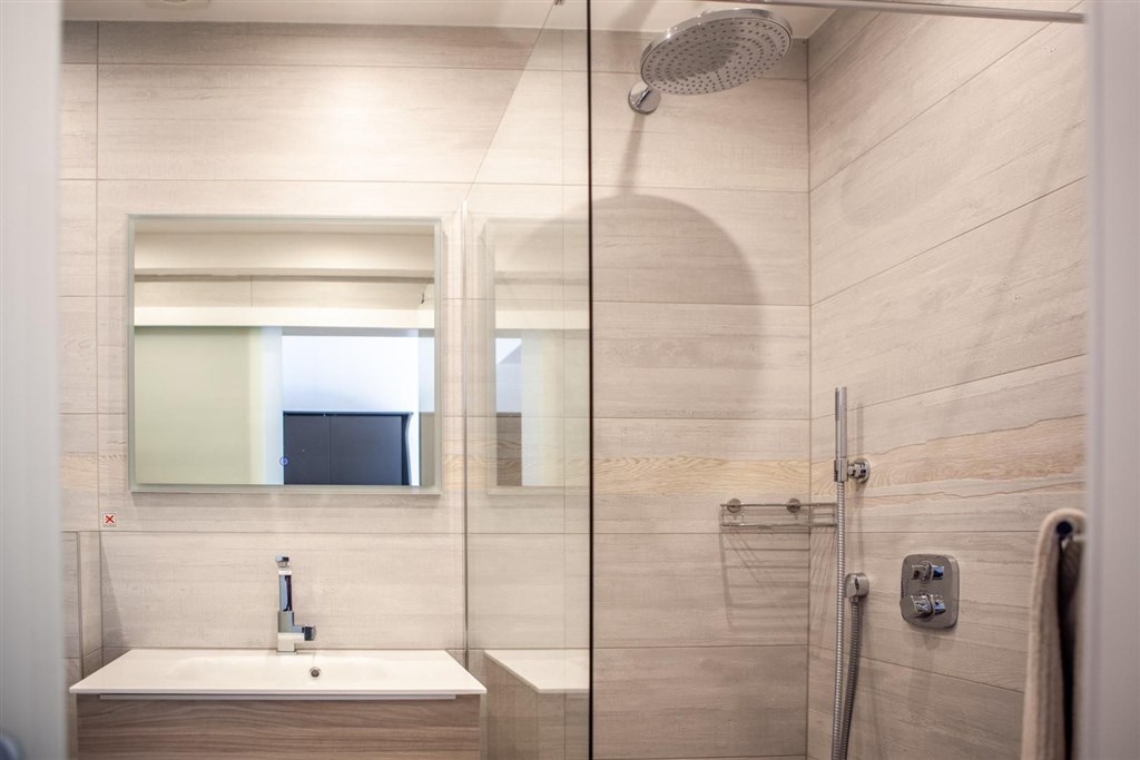 tradicni-kamenna-vila-s-vyhledem-na-more-makarska-chorvatsko