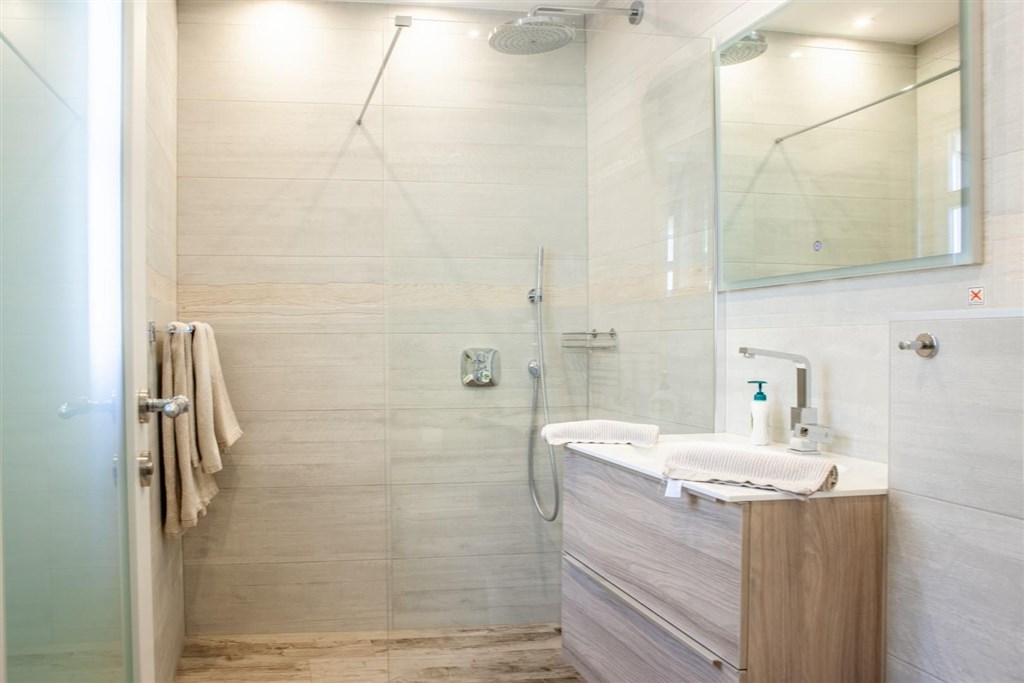 tradicni-kamenna-vila-s-vyhledem-na-more-makarska-chorvatsko