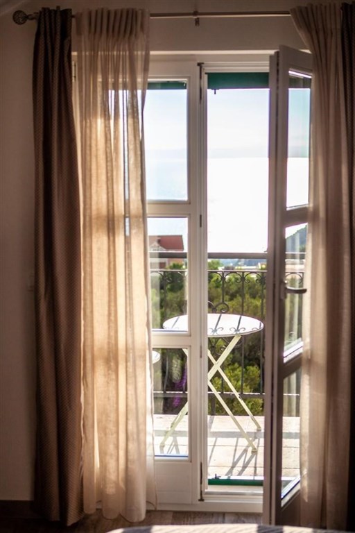 tradicni-kamenna-vila-s-vyhledem-na-more-makarska-chorvatsko