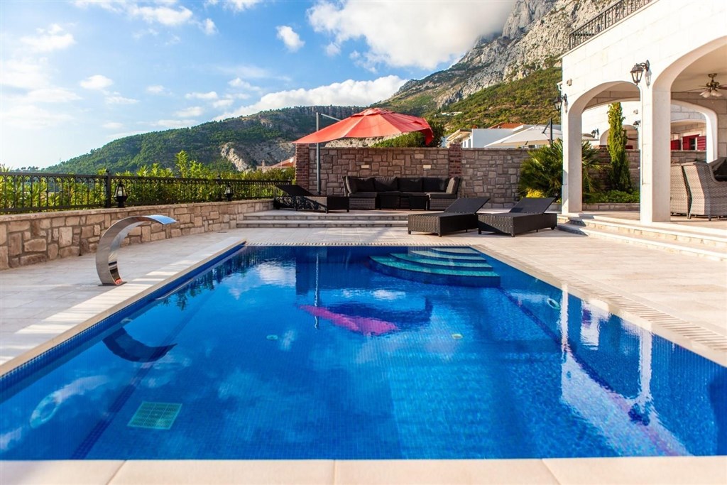 tradicni-kamenna-vila-s-vyhledem-na-more-makarska-chorvatsko