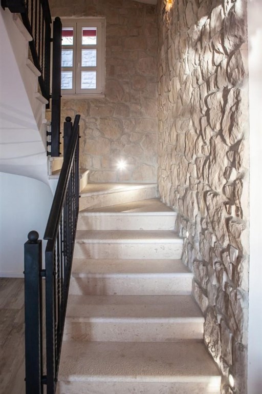 tradicni-kamenna-vila-s-vyhledem-na-more-makarska-chorvatsko