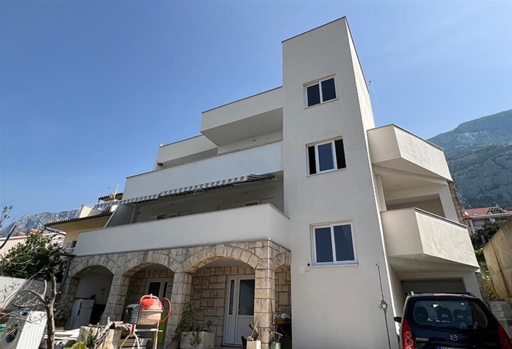 na-prodej-apartmanovy-dum-s-vyhledem-na-more-makarska-chorvatsko