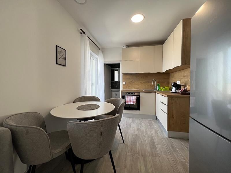 na-prodej-apartmanovy-dum-s-vyhledem-na-more-makarska-chorvatsko