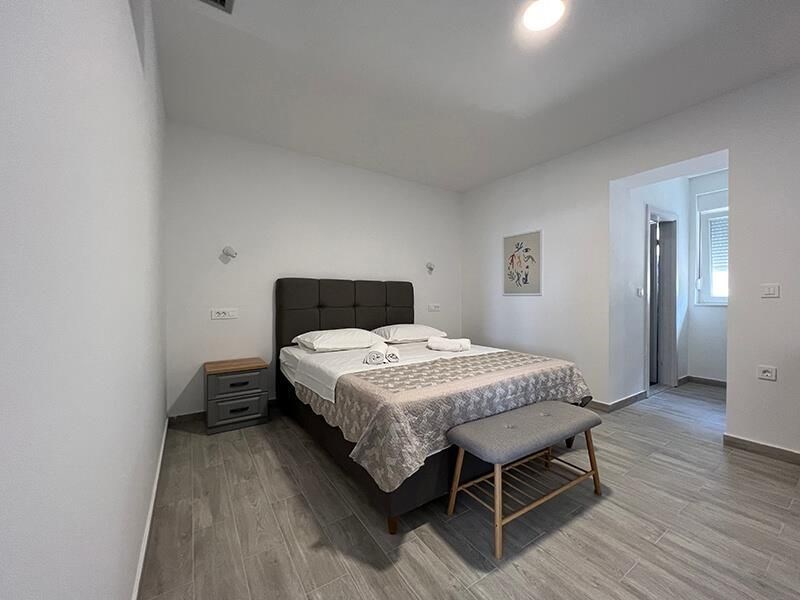 na-prodej-apartmanovy-dum-s-vyhledem-na-more-makarska-chorvatsko