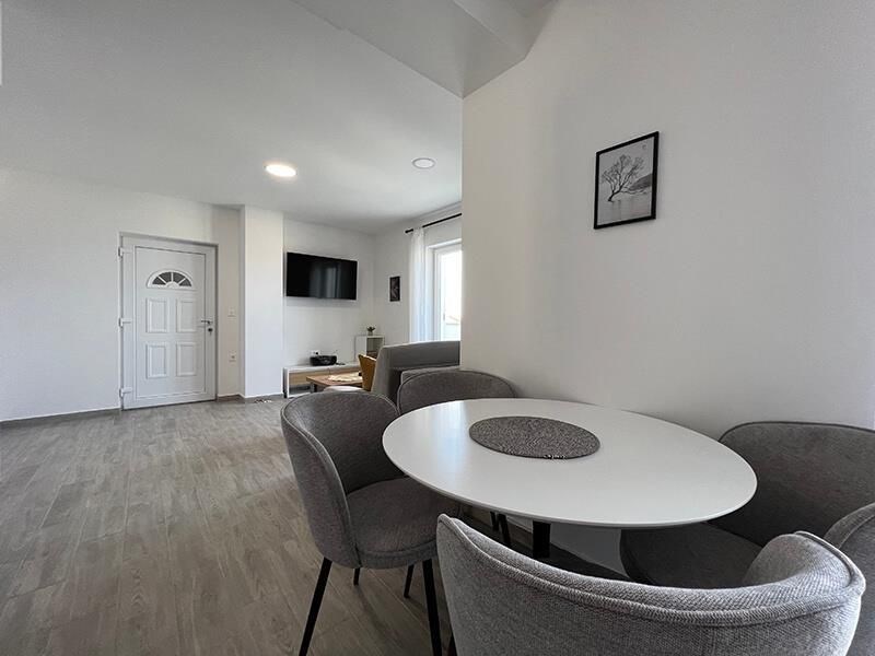 na-prodej-apartmanovy-dum-s-vyhledem-na-more-makarska-chorvatsko