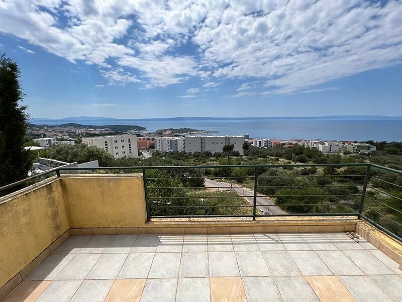 na-prodej-dum-se-zahradou-a-vyhledem-na-more-makarska-chorvatsko