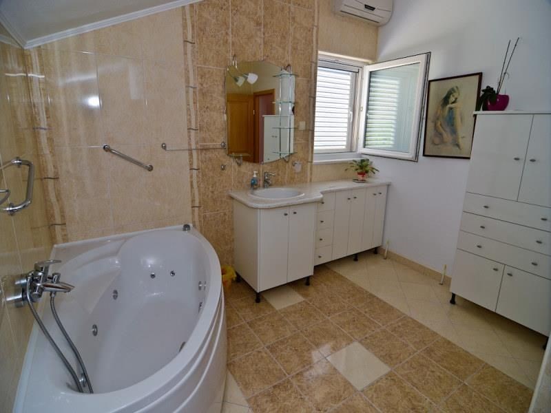 luxusni-nova-vila-s-vyhledem-na-more-makarska-chorvatsko