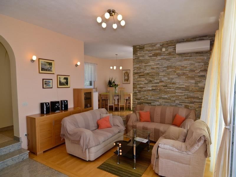 luxusni-nova-vila-s-vyhledem-na-more-makarska-chorvatsko