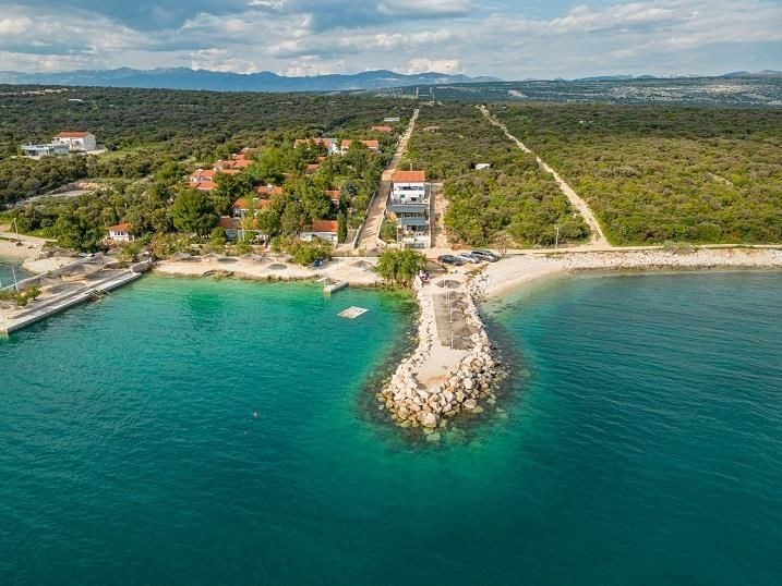 na-prodej-dum-a-2-mobilni-domky-v-1-rade-od-more-pag-chorvatsko