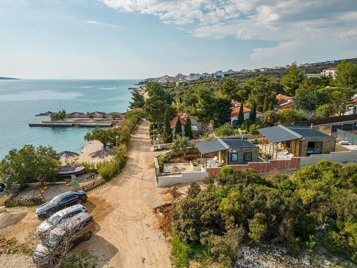 na-prodej-dum-a-2-mobilni-domky-v-1-rade-od-more-pag-chorvatsko