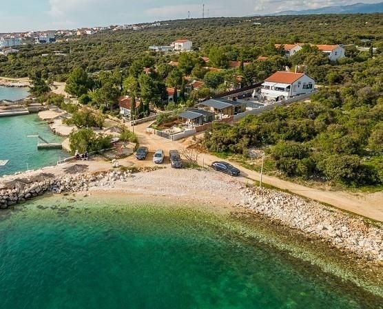 na-prodej-dum-a-2-mobilni-domky-v-1-rade-od-more-pag-chorvatsko