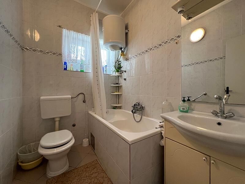 na-prodej-dvoupatrovy-dum-ve-2-rade-od-more-drasnice-chorvatsko