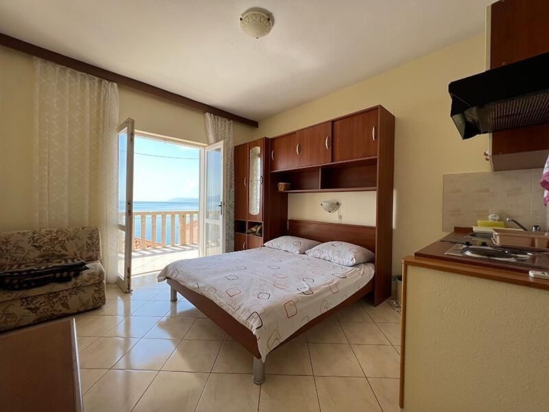 na-prodej-dvoupatrovy-dum-ve-2-rade-od-more-drasnice-chorvatsko