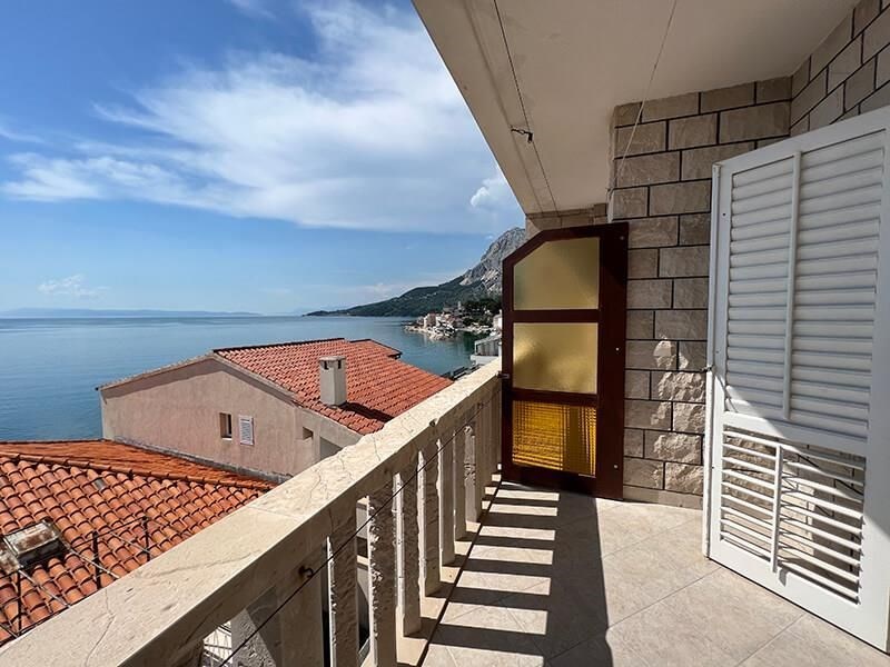 na-prodej-dvoupatrovy-dum-ve-2-rade-od-more-drasnice-chorvatsko