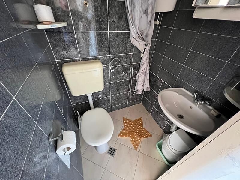 na-prodej-dvoupatrovy-dum-ve-2-rade-od-more-drasnice-chorvatsko