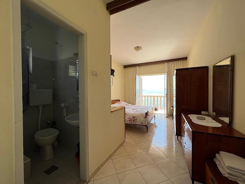 na-prodej-dvoupatrovy-dum-ve-2-rade-od-more-drasnice-chorvatsko