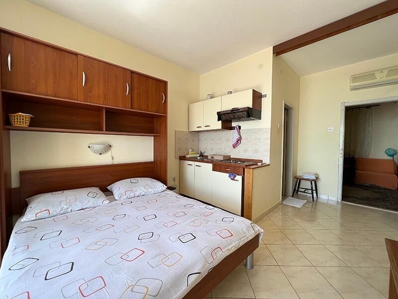 na-prodej-dvoupatrovy-dum-ve-2-rade-od-more-drasnice-chorvatsko