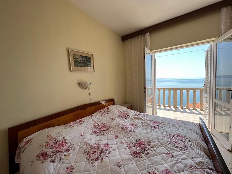 na-prodej-dvoupatrovy-dum-ve-2-rade-od-more-drasnice-chorvatsko