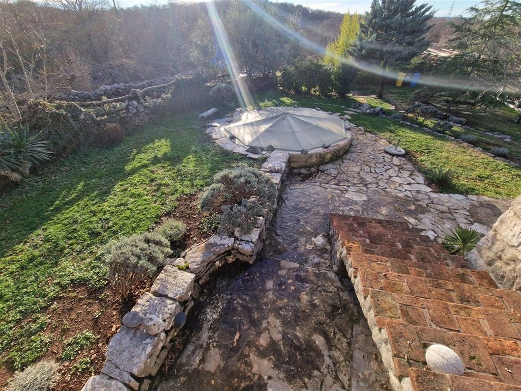 na-prodej-kamenny-dum-s-bazenem-a-zahradou-krk-chorvatsko