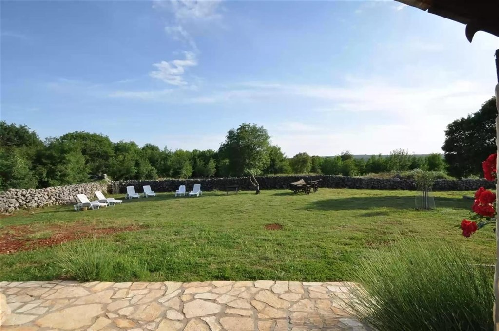 na-prodej-dum-s-2-apartmany-a-velkou-zahradou-krk-chorvatsko