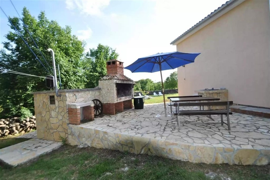 na-prodej-dum-s-2-apartmany-a-velkou-zahradou-krk-chorvatsko