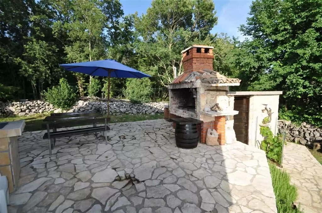 na-prodej-dum-s-2-apartmany-a-velkou-zahradou-krk-chorvatsko