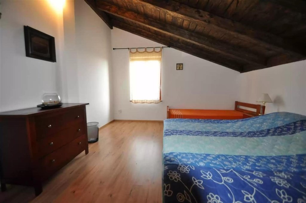 na-prodej-dum-s-2-apartmany-a-velkou-zahradou-krk-chorvatsko