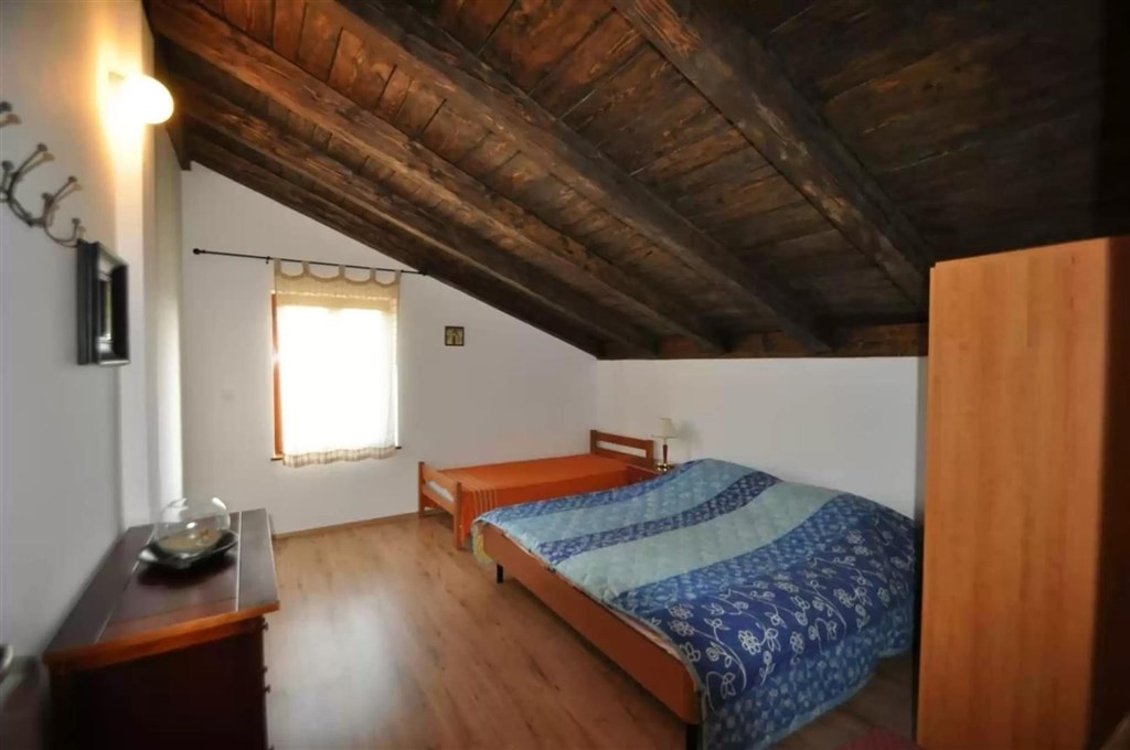 na-prodej-dum-s-2-apartmany-a-velkou-zahradou-krk-chorvatsko
