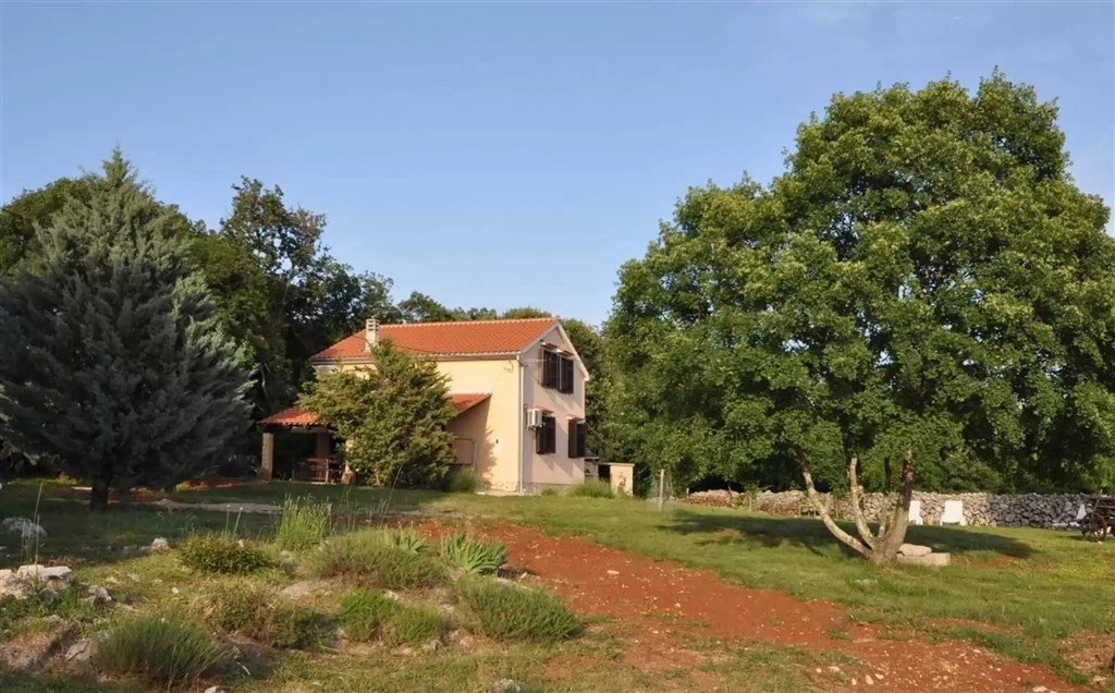 na-prodej-dum-s-2-apartmany-a-velkou-zahradou-krk-chorvatsko