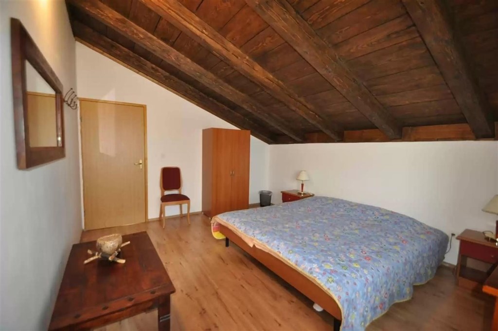 na-prodej-dum-s-2-apartmany-a-velkou-zahradou-krk-chorvatsko