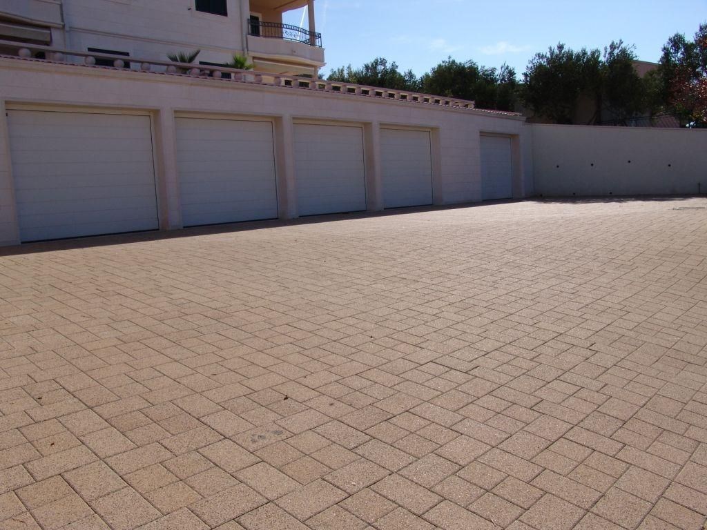 luxusni-apartmanovy-dum-se-16-apartmany-100m-od-more-tucepi-makarska-riviera-chorvatsko