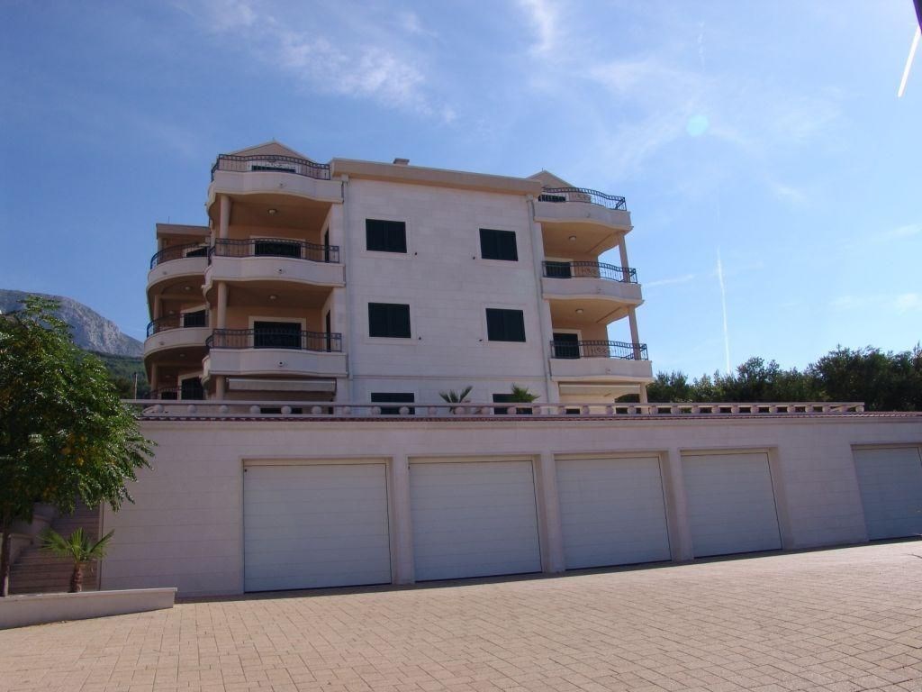 luxusni-apartmanovy-dum-se-16-apartmany-100m-od-more-tucepi-makarska-riviera-chorvatsko