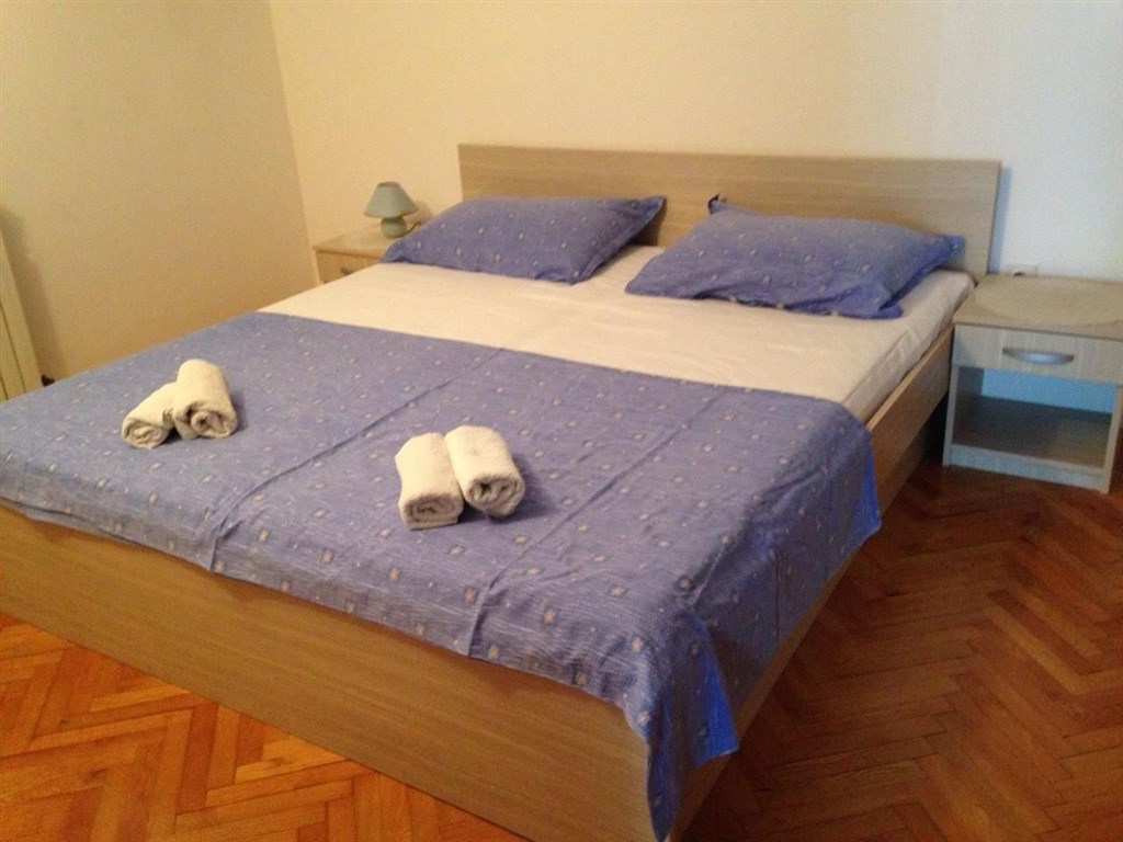 apartmanovy-dum-jen-100-m-od-more-pag-chorvatsko