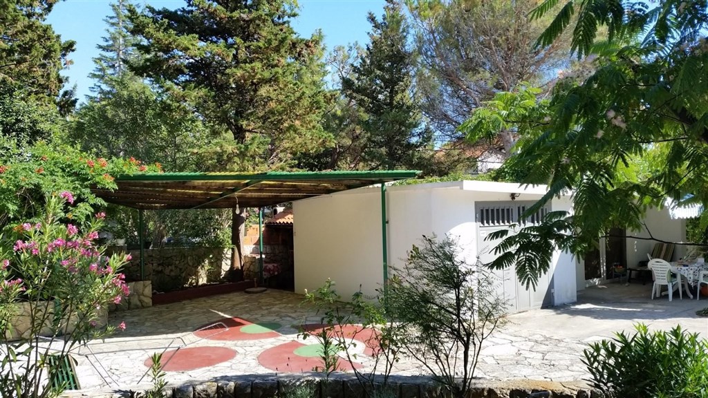 apartmanovy-dum-jen-100-m-od-more-pag-chorvatsko
