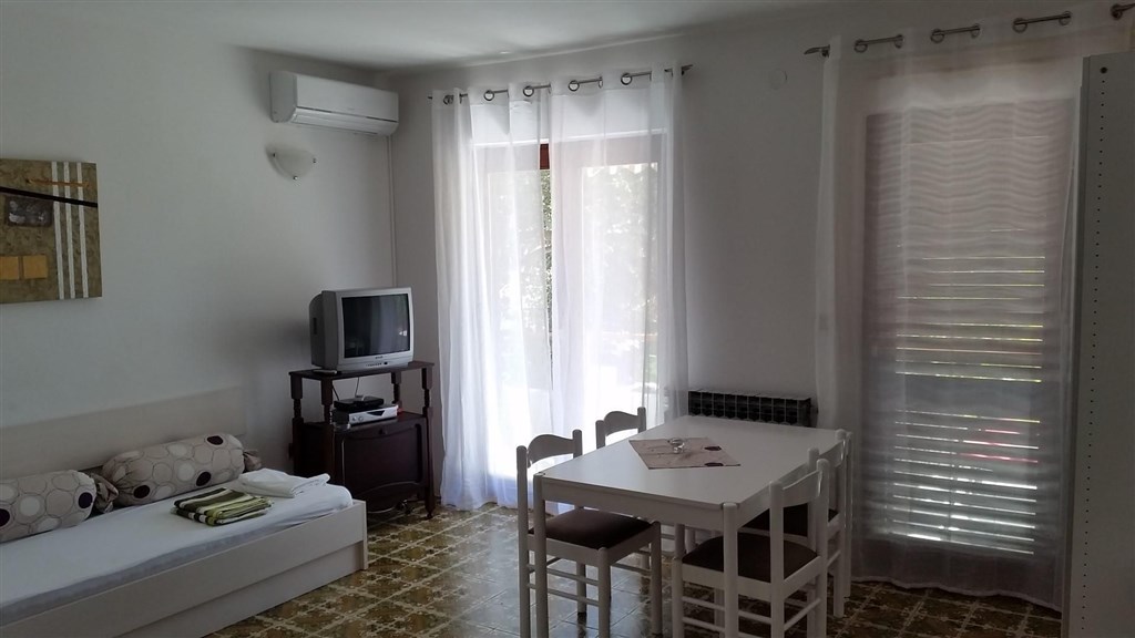 apartmanovy-dum-jen-100-m-od-more-pag-chorvatsko