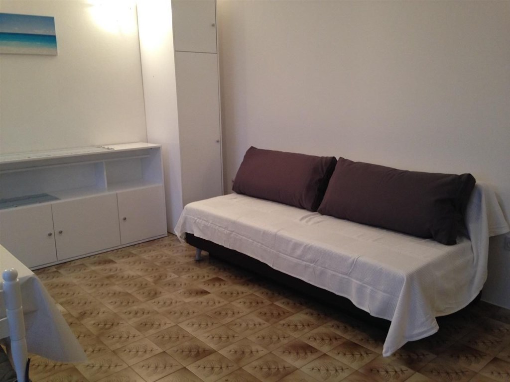 apartmanovy-dum-jen-100-m-od-more-pag-chorvatsko