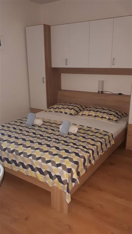 apartmanovy-dum-jen-100-m-od-more-pag-chorvatsko