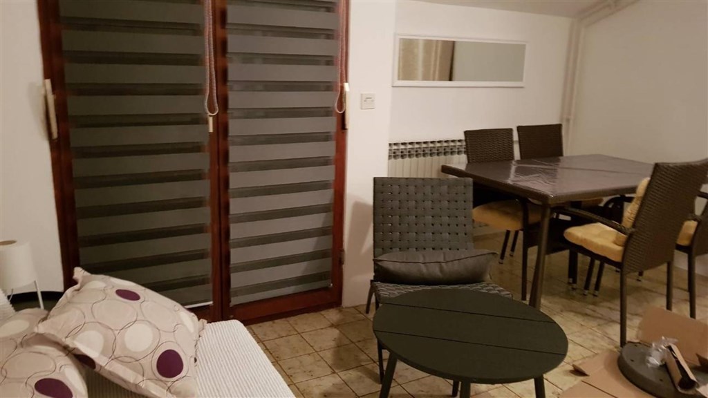 apartmanovy-dum-jen-100-m-od-more-pag-chorvatsko
