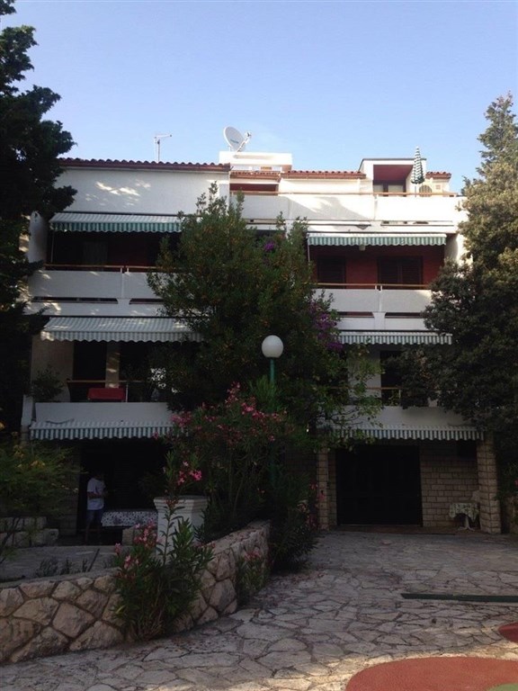 apartmanovy-dum-jen-100-m-od-more-pag-chorvatsko