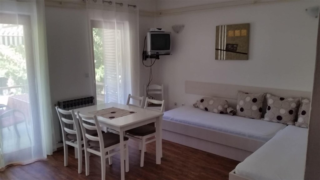 apartmanovy-dum-jen-100-m-od-more-pag-chorvatsko