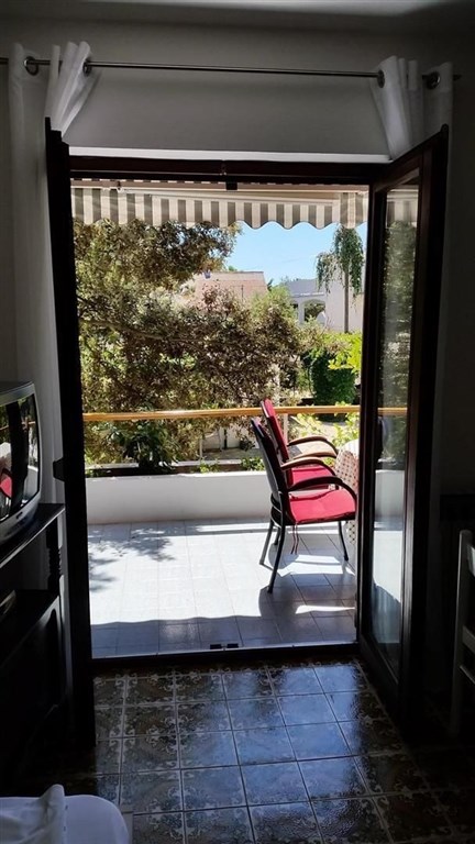 apartmanovy-dum-jen-100-m-od-more-pag-chorvatsko