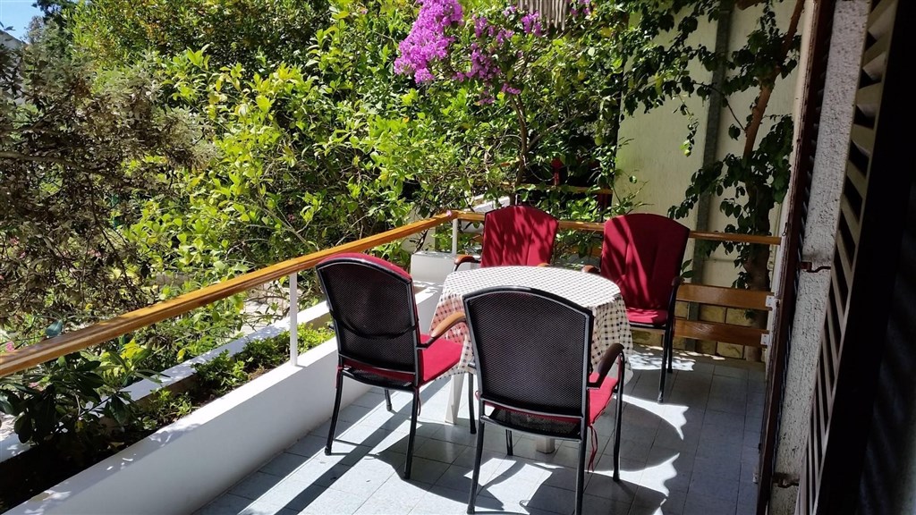 apartmanovy-dum-jen-100-m-od-more-pag-chorvatsko
