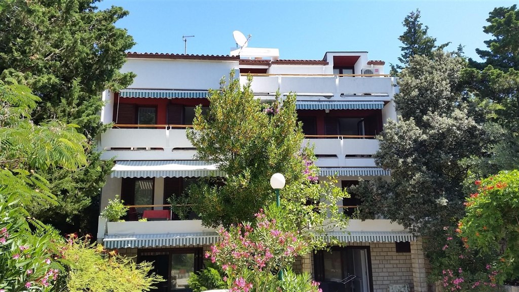 apartmanovy-dum-jen-100-m-od-more-pag-chorvatsko