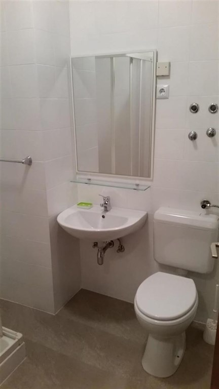apartmanovy-dum-jen-100-m-od-more-pag-chorvatsko