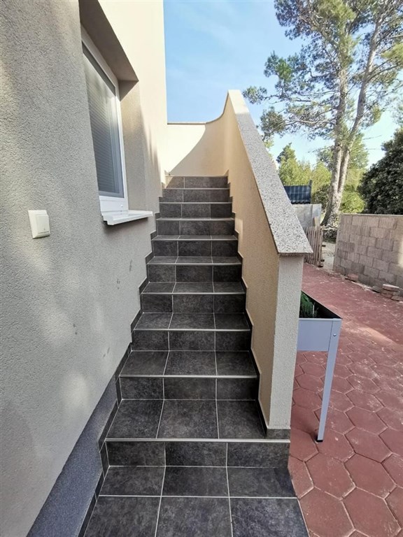 apartmanovy-dum-nedaleko-more-vir-chorvatsko